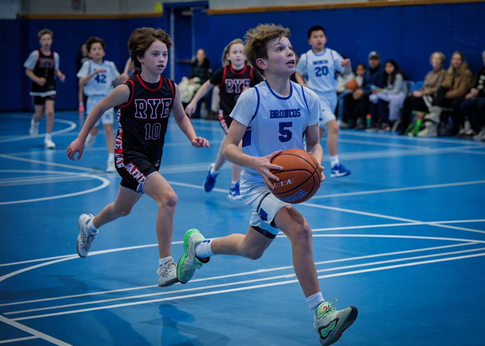 A Bronco attacking the basket against Rye