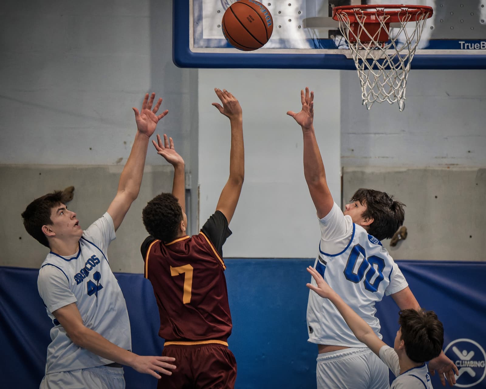 Broncos defenders contesting a shot at the rim